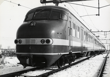 807560 Afbeelding van het electrische treinstel nr. 501 (plan TT, Treinstel Toekomst , mat. 1964) van de N.S.